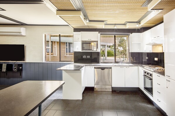 Chalet, 3 Bedrooms | Private kitchen | Fridge, microwave, stovetop, dishwasher - Kirwan 39 (Jindabyne)