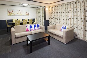 Chalet, 3 Bedrooms | Living room