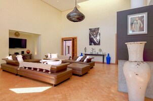 Villa, 5 Bedrooms, Mountain View | Lobby sitting area