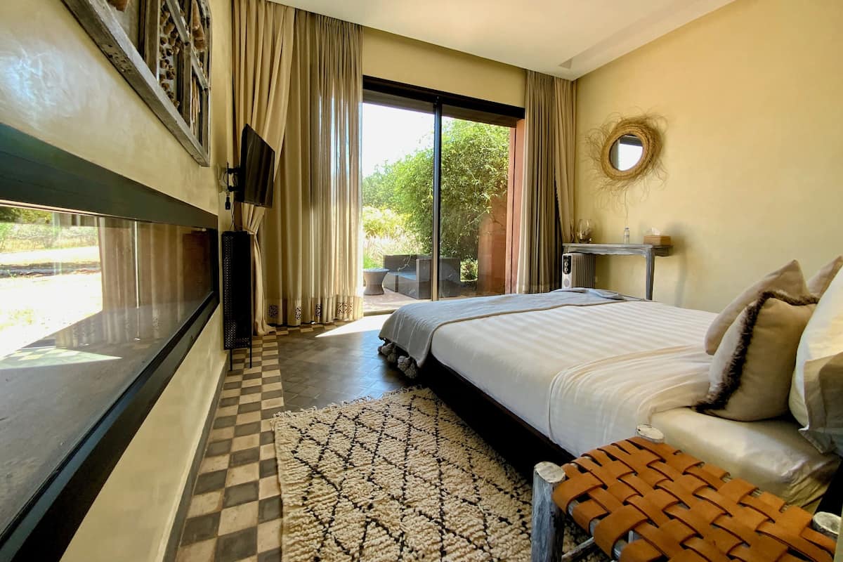 Premium bedding, laptop workspace, blackout curtains, soundproofing