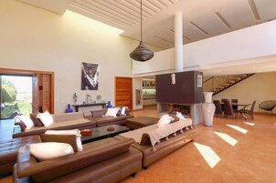 Villa, 5 habitaciones, vistas a la montaña | Zona de estar del vestíbulo