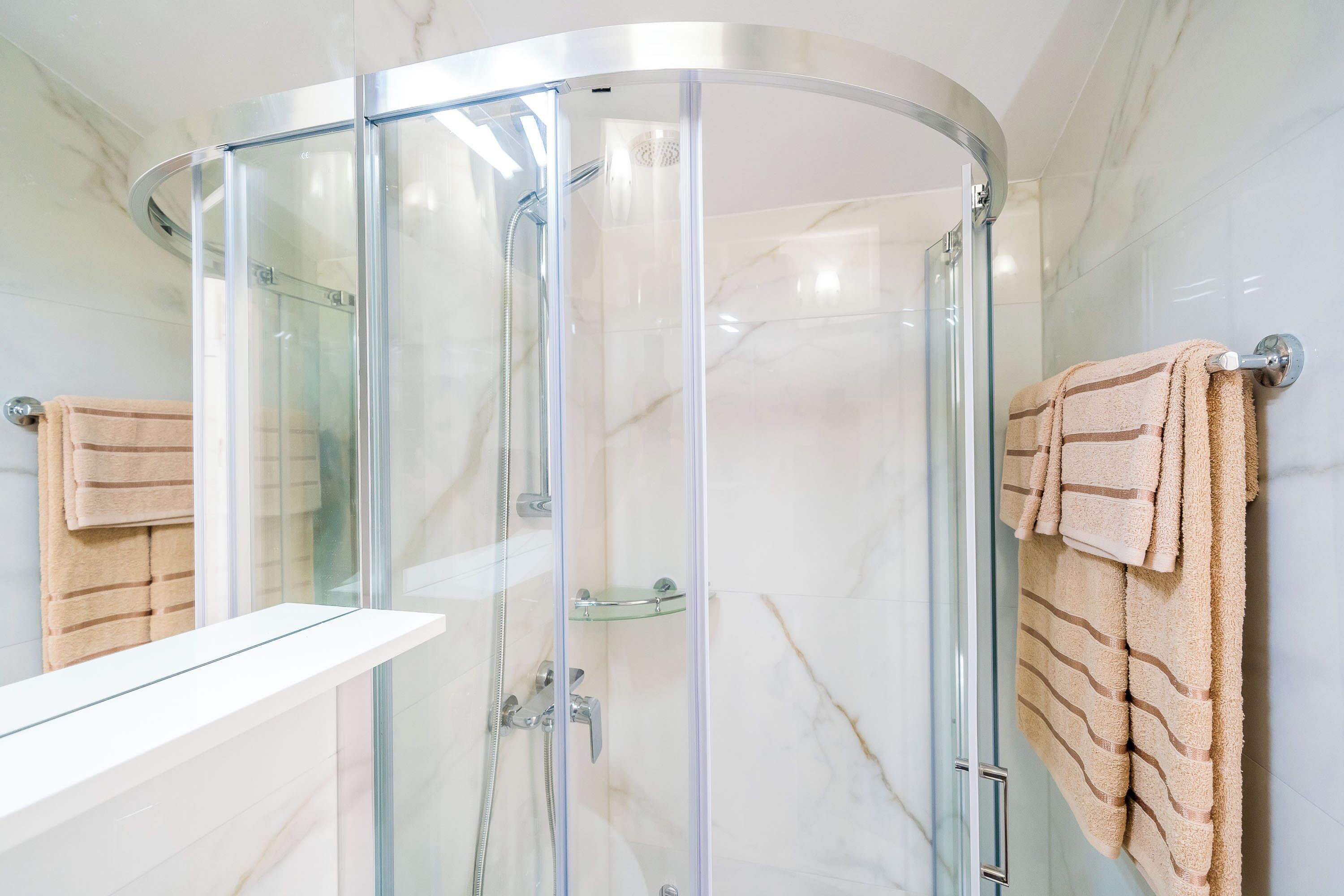 Chambre Double (Apartments &amp; Rooms Barišić -  D) | Salle de bain | Douche, serviettes fournies