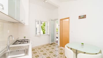 Comfort Apartment, 1 Bedroom, Balcony, Garden View | In-room dining