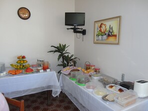 Free daily buffet breakfast