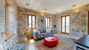 디럭스 아파트, 침실 2개, 바다 전망, 바닷가 | 거실 | 평면 TV