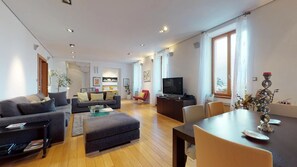 Appartement Deluxe, 3 chambres, vue mer, vue mer | Coin séjour | Télévision à écran plat