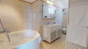 Chambre Confort | Salle de bain | Ensemble douche/baignoire, articles de toilette gratuits, sèche-cheveux