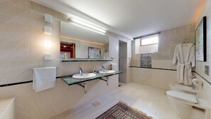 A modern bathroom with two sinks, a large mirror, a bathtub, and a toilet. - Riva and Diocletian Apartments (Split)