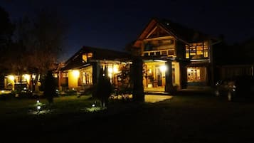 Fachada da propriedade à noite