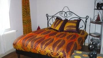 Habitación con 1 cama matrimonial o 2 individuales | Muebles diferentes, tabla de planchar con plancha y wifi gratis