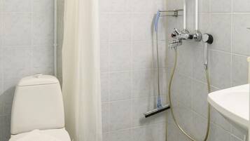 Chuveiro, secador de cabelo (mediante solicitação), toalhas de banho