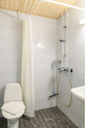 Shower, hair dryer, towels - Folkiacenter Gästhem (Hanko)
