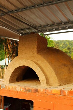 Se sirven desayunos, almuerzos y cenas; pizza