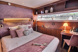 Suite Romantique | Premium bedding, free minibar, individually furnished, soundproofing - VIP Paris Yacht Hotel (Paris)