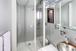 Articles de toilette gratuits, sĂšche-cheveux, serviettes fournies, savon