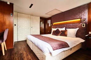 Chambre prestige avec terrasse | Premium bedding, free minibar, individually furnished, soundproofing - VIP Paris Yacht Hotel (Paris)