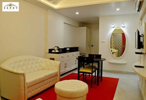 Signature Suite | Living area | Flat-screen TV - Sepoy Grande (Mysore)