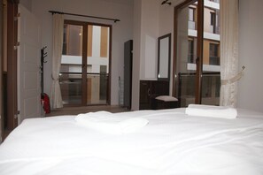 Appartement, 2 slaapkamers | Een bureau, een strijkplank/strijkijzer, gratis babybedden, extra bedden