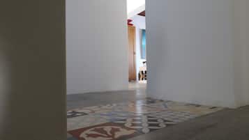 Double Room, Kitchen, Ground Floor (Valley View) | Peti besi dalam bilik, Wi-fi percuma, cadar katil