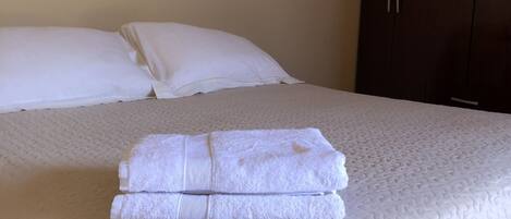 Escritorio y ropa de cama