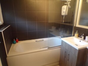 Classic Apartment, 1 Bedroom | Bathroom | Shower, hair dryer, towels