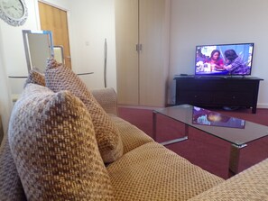 Classic Studio Suite | Living area | TV
