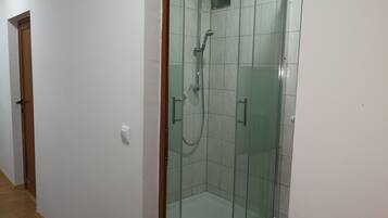 Standard-Einzelzimmer | Badezimmer | Dusche, Haartrockner, Handtücher