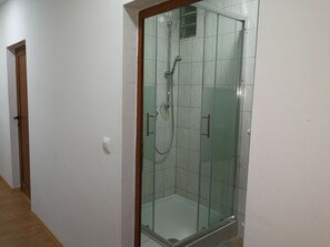 Chambre Simple Standard | Salle de bain | Douche, sĂšche-cheveux, serviettes fournies