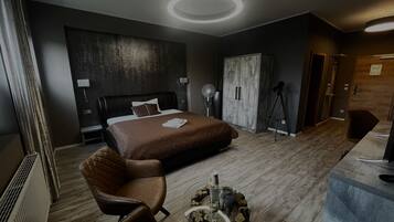 Comfort tweepersoonskamer, 1 queensize bed | Een kluis op de kamer, een bureau, geluiddichte muren, gratis babybedden