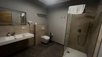 Ein modernes Badezimmer mit Dusche, Toilette und Waschbecken.