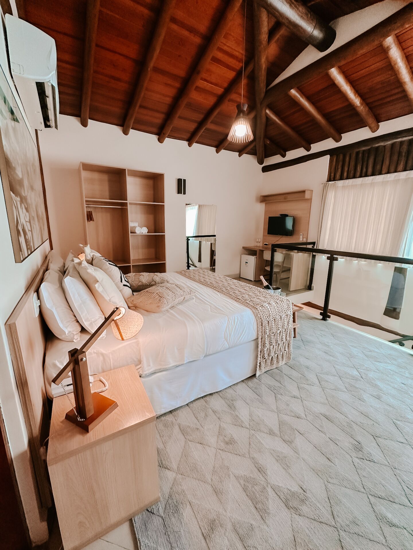 premium vista mar - escada para acesso | premium bedding, pillow-top beds, minibar, individually furnished