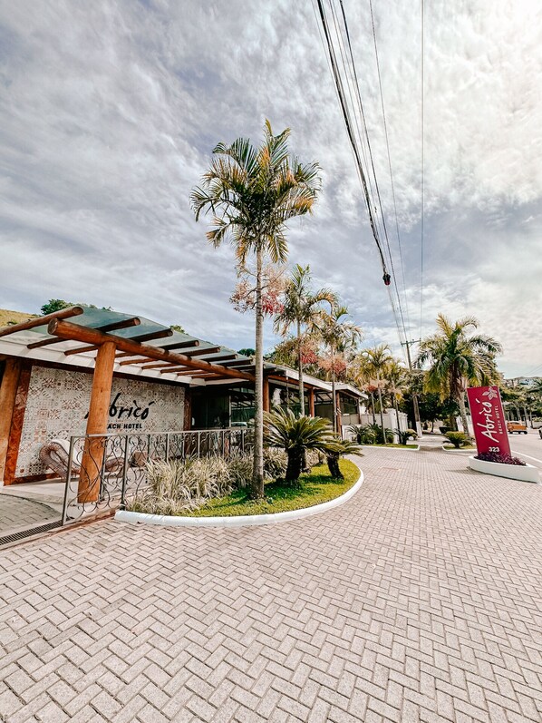 Front of property - Abricó Beach Hotel (São Sebastião)
