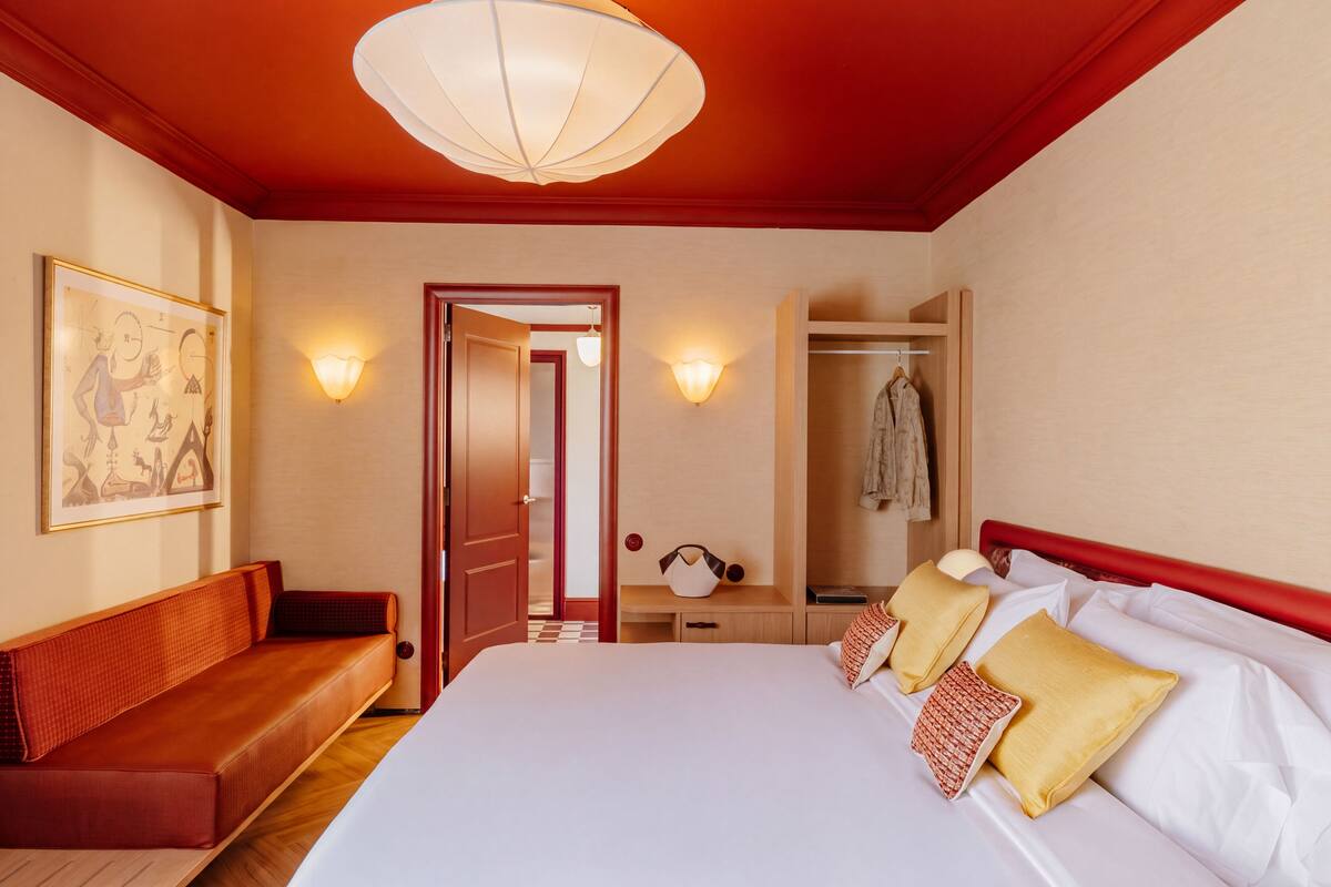 Grand suite | Badkamer | Een aparte badkuip en douche, een regendouche, designer toiletartikelen
