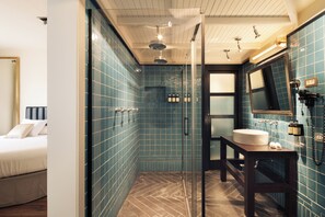 Premium suite | Donsdekens, bedden met traagschuimmatrassen, een kluis op de kamer