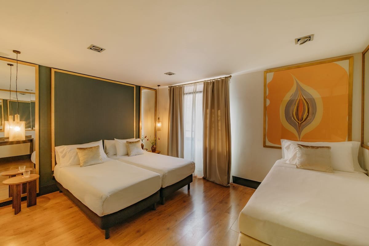 Habitación triple superior, 1 cama King size y sofá cama | Edredón, camas con efecto memoria y caja de seguridad en la habitación