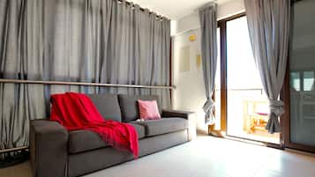 Appartement, 2 slaapkamers, terras (Remolars 5) | Woonkamer | Een 32-inch flatscreentelevisie met satellietzenders en een televisie