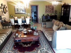 Vila | Área de estar | TV de tela plana, lareira