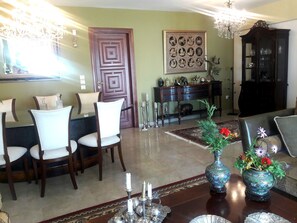 Villa | Coin séjour | Télévision à écran plat, cheminée