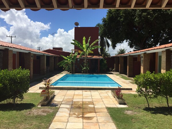 Una piscina al aire libre