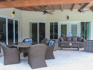 Villa | Wohnzimmer | Flachbildfernseher