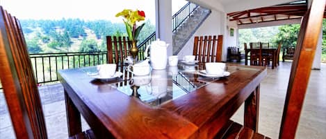 Family Room, 1 Bedroom, Mountain View, Mountainside | Breakfast area | Free daily on-the-go breakfast