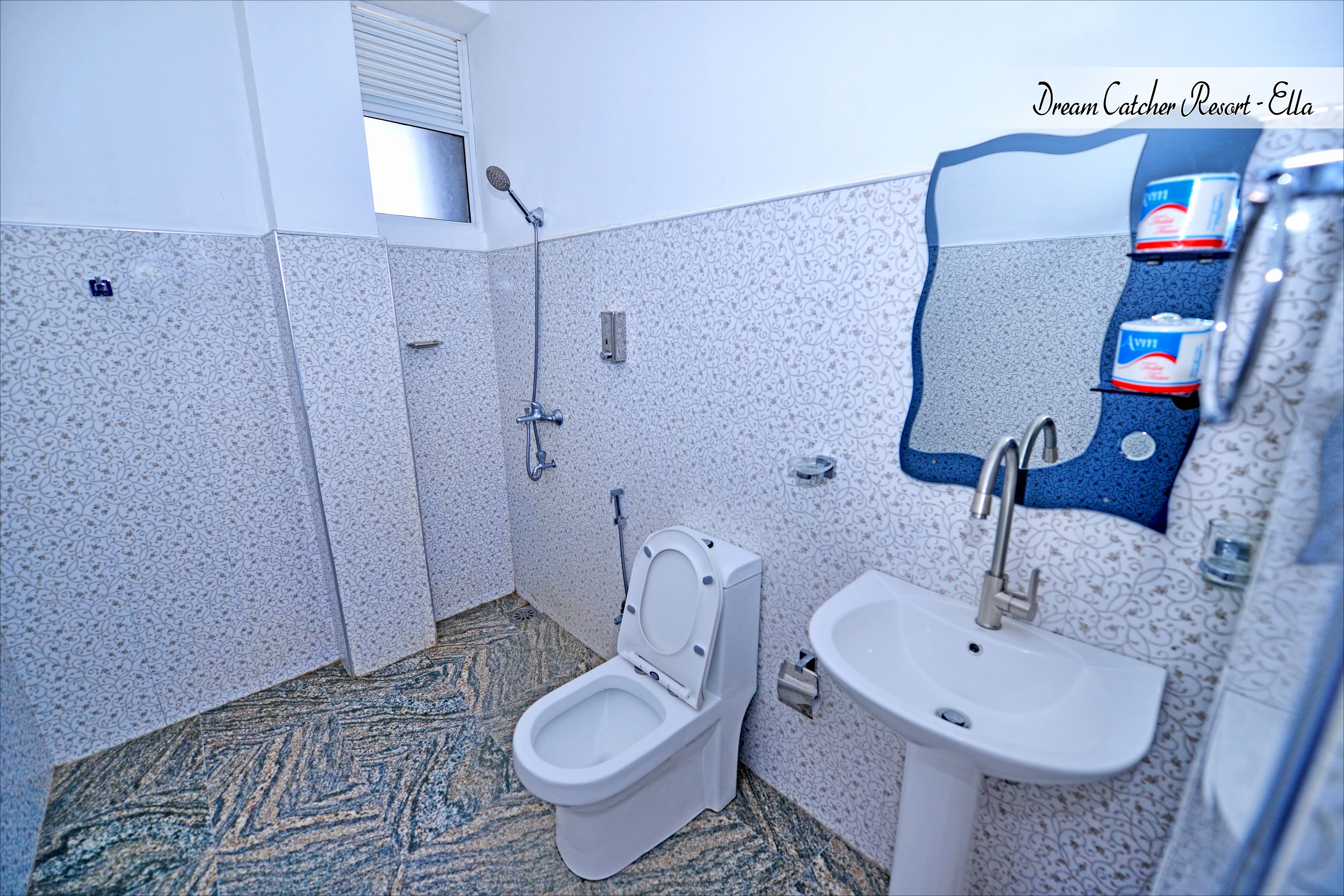 Un baño con inodoro, lavabo y ducha.