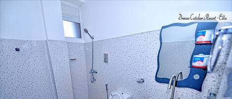 Un baño con inodoro, lavabo y ducha.