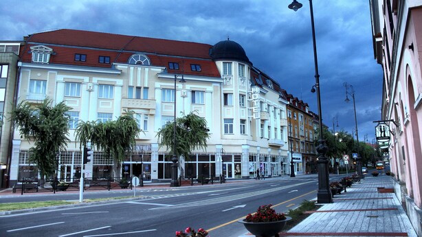 A hotel with a red roof, multiple windows, and a large entrance. - Hotel Centrál (Nagykanizsa)