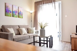 Apartamento, 1 habitación, balcón | Sala de estar | Una televisión de pantalla plana