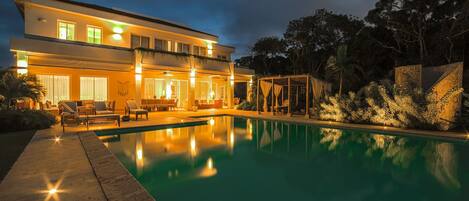 Una piscina al aire libre