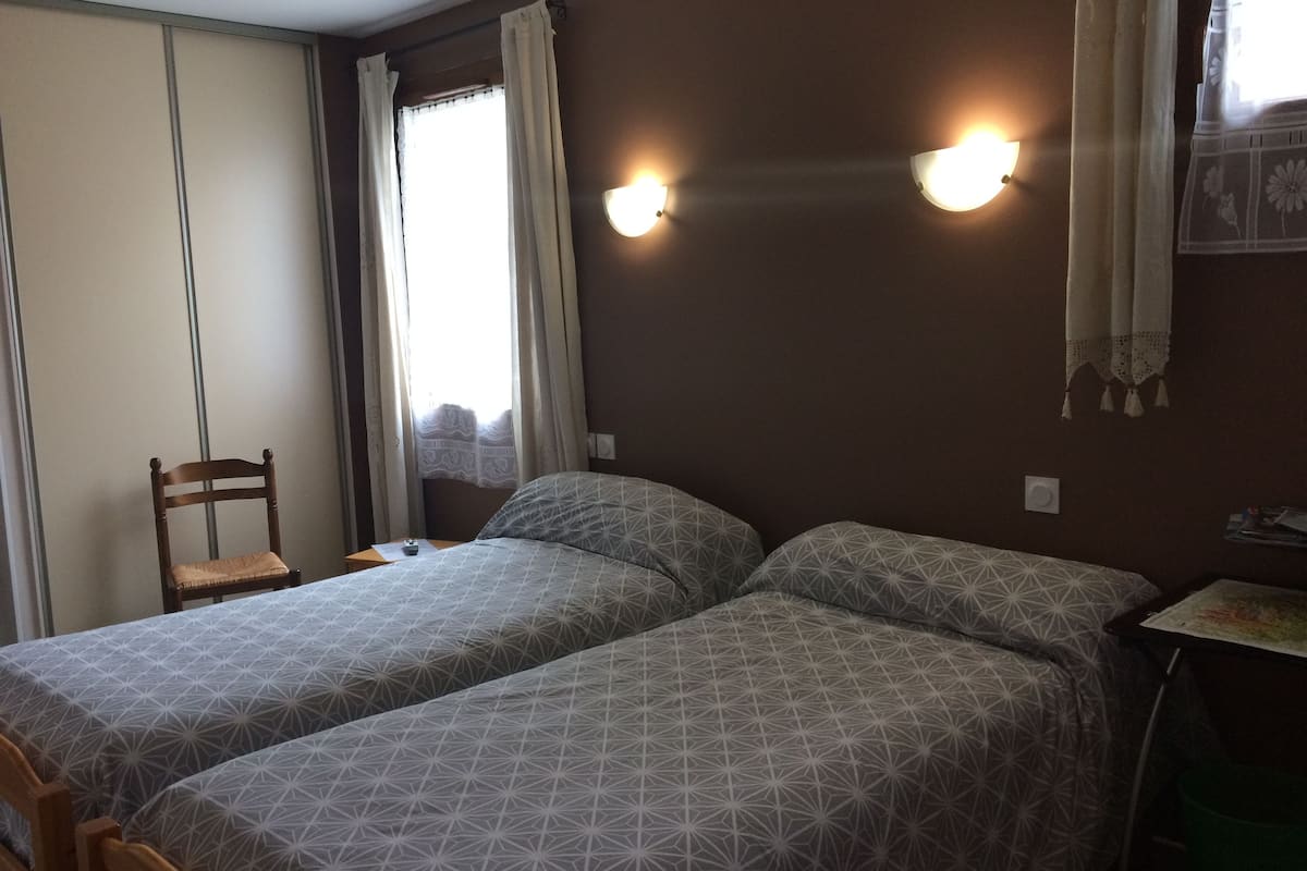 twin room | in-room safe, desk, soundproofing, cots/infant beds