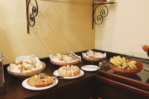 Free daily buffet breakfast  - Pousada Del Rey (Macaé)