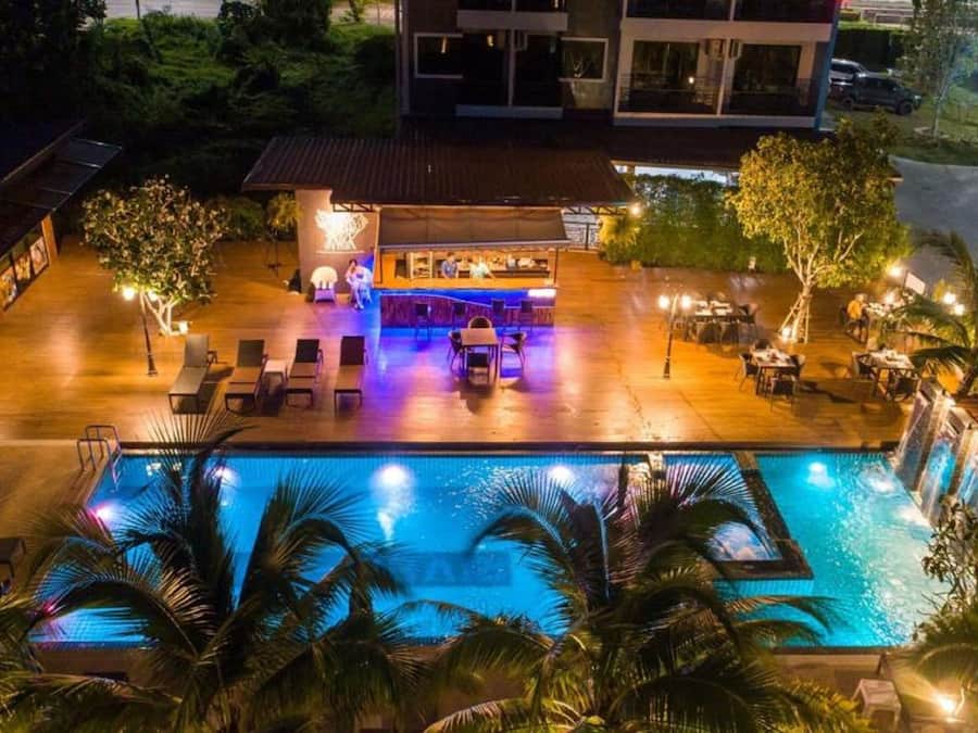 Bar en bord de piscine