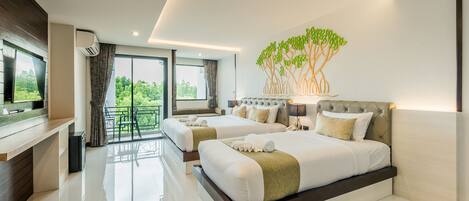 Una habitación de hotel moderna con dos camas, un balcón, un televisor de pantalla plana y un mural con un árbol en la pared.